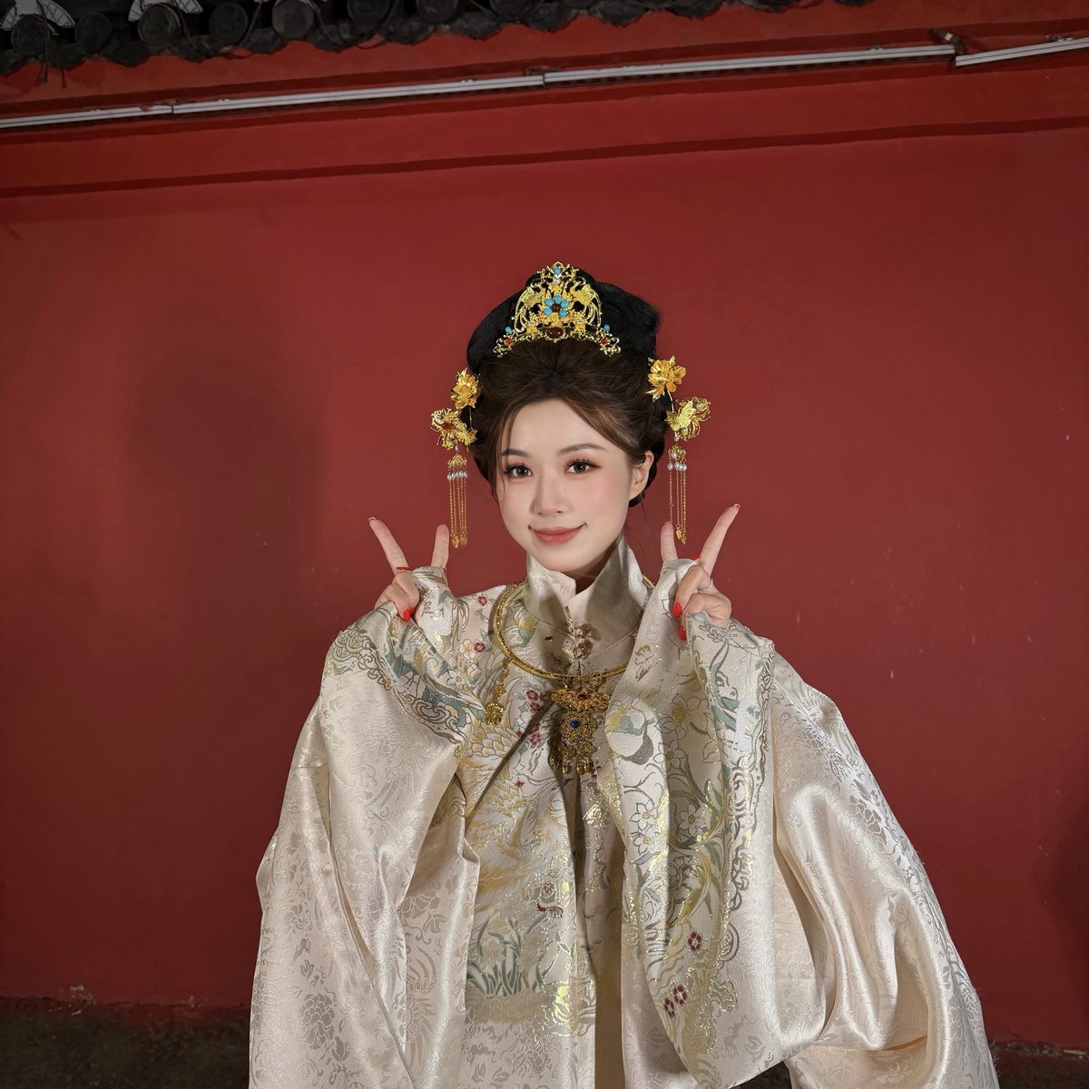 dearciici's tweet photo. Would you like to try wearing Hanfu too? https://t.co/8owyWvr8lk