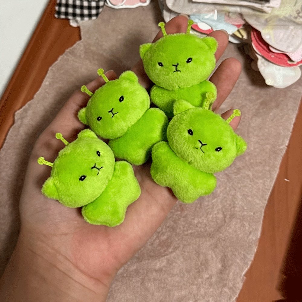 konsteelasi's tweet photo. GEMES BANGET MEME KUCING ALIEN IJO INI TERNYATA ADA KEYCHAINNYA 😭 https://t.co/NEZVzvFjJZ