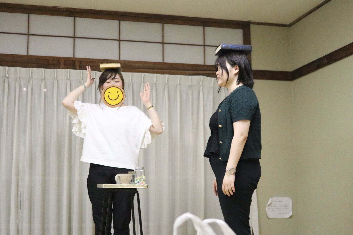 gekidan_aqua's tweet photo. こんばんは！ゆぱです！
サム・ハウの写真まだまだたくさんございます！
小道具の本であそんでるかなちゃん&amp;まりぃ！
ふたりともバランスよすぎ！！
ちなみに私はできませんでした…

#劇団AQUA
#サム・ハウ
#千葉県
#市川市
#浦安市 https://t.co/zsvjwfB4zj