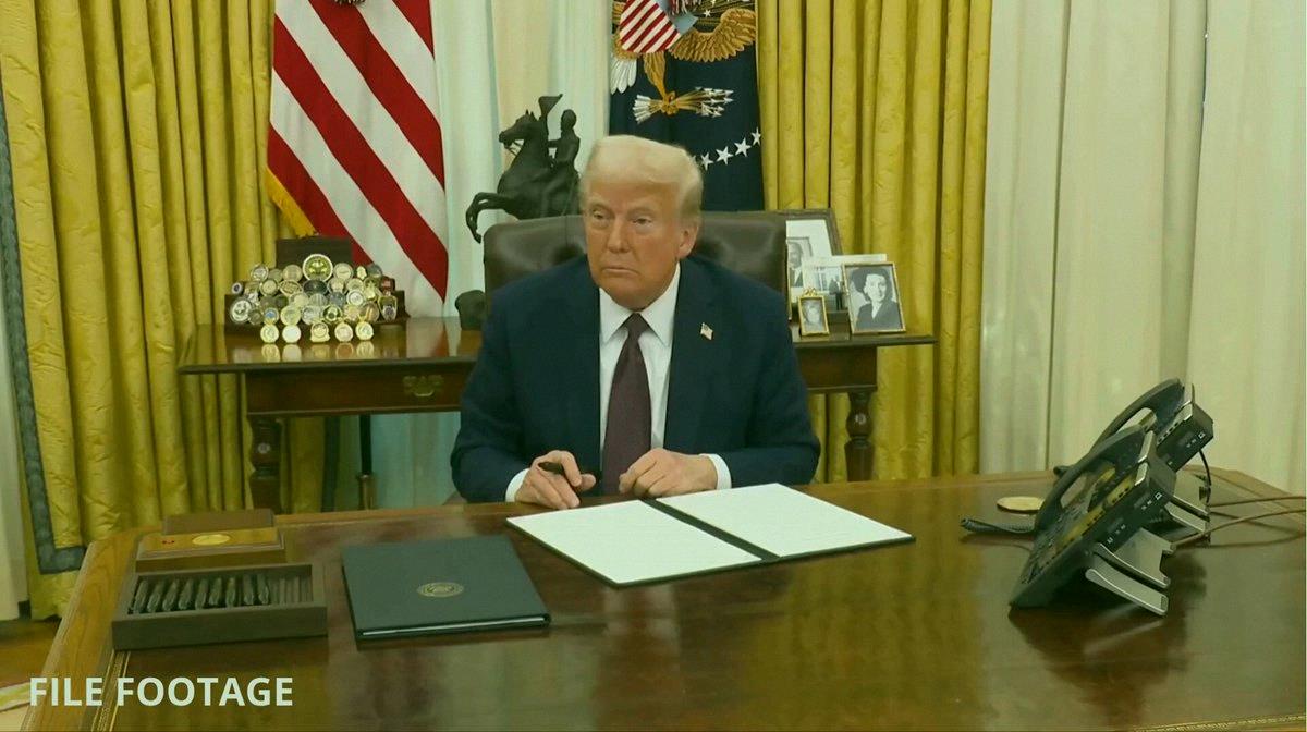 SinxOfPapel's tweet photo. Big news:

🇺🇸 Trump is signing a major executive order at 1:30 PM ET

He doesn't do signing events often, so something big must be up

Everyone's watching today!! https://t.co/sjeWtDBcAi