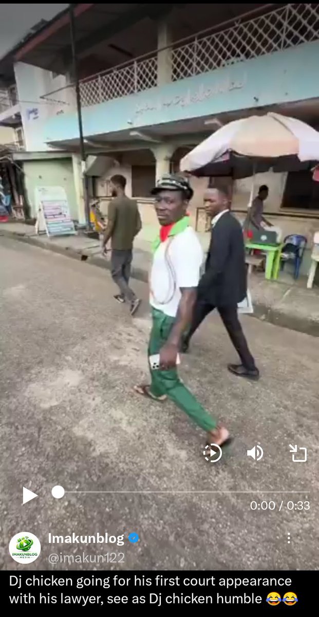 ikekeh12's tweet photo. U sure say this DJ chicken dey see food chop so ππ
#DJChicken
#BBNaija https://t.co/96n35RUepo