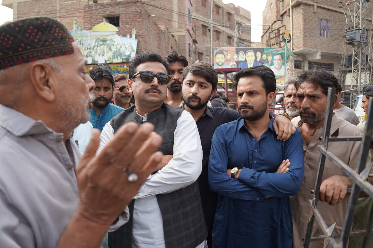 KashifShoroPPP's tweet photo. یو سی-27، گرو نگر چوک، ڈومن واہ، حیدرآباد کا دورہ کیا اور بارش کے بعد جاری نکاسی آب کے کاموں کا جائزہ لیا۔ اس موقع پر میرے ہمراہ علاقہ کے منتخب چیئرمین ارشد علی عرف گڈو مری اور دیگر منتخب چیئرمین بھی موجود تھے۔ متعلقہ ٹیموں کو ہدایت کی کہ نالہ کی صفائی جاری رکھی جائے تاکہ شہریوں کو ہر ممکن ریلیف فراہم کیا جا سکے۔
#Hyderabad #RainUpdate
