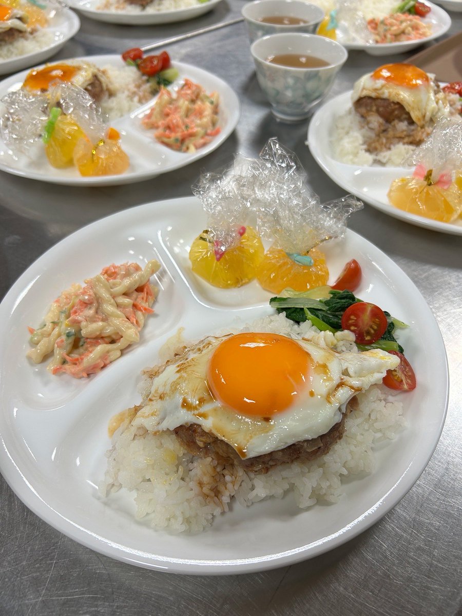 tokyokids21's tweet photo. 7/27はハワイアンメニュー🌺🤙ロコモコとマカロニサラダ！大好評でした！デザートはパインゼリー🍍子どもも大人も喜んでくれました！スタッフも楽しんでます😊

#新宿区 #ハワイ #ロコモコ #ごちゃまぜ #地域交流 #居場所 #子ども食堂 #学習支援 #ごはんと学び #ひとり親 #toks https://t.co/bdCV6ks5uz