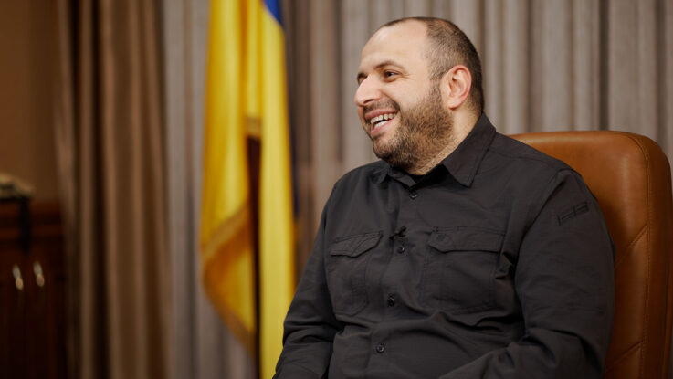 pogrebeckij's tweet photo. Потужний міністр оборони, потужний секретар РНБО, потужний переговорник, голова координаційної ради з випуску балістики, власник п'яти вілл у Майямі, квартир у Нью-Йорку, спеціаліст у бронежилетах, кандидат у посли США якому США не дали агреман, пан  Умеров стає головою зовнішньої розвідки України.
Штірліц плаче в куточку. Янукович задушив останнього страуса: а що так можна було?
Такої ганьби Україна ще не знала. Лава запасних Зеленського настільки протрухла, що на ній уже ні кого немає.
Раніше Зеленський вибирав найкращих із найгірших, а тепер обирає найгірших із найгірших.
Вова, зима буде важка?