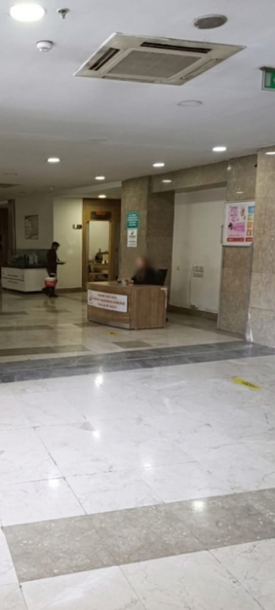 bagis_baris's tweet photo. Mehmet Akif İnan Eğitim ve Araştırma Hastanesi Ek Hizmet Binası'nda dikkatimi çeken bir durum oldu. Normalde kamu kurumlarında danışma masaları, vatandaşların kolayca ulaşabilmesi için girişte yer alır. Ancak bu hastanede girişte yalnızca güvenlik görevlileri bulunuyor, danışma masası ise oldukça uzakta.

İlk kez gelen hastalar ve hasta yakınları için bu durum yön bulmayı zorlaştırıyor. Danışma masasının girişe daha yakın ve görünür bir noktaya alınması, vatandaşların daha hızlı ve kolay hizmet almasına katkı sağlayacaktır.

@sanliurfaism 
@ErhanBerkDR 
@makifinaneah