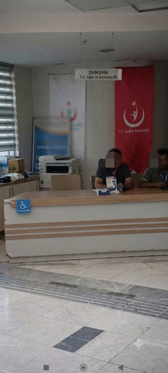 bagis_baris's tweet photo. Mehmet Akif İnan Eğitim ve Araştırma Hastanesi Ek Hizmet Binası'nda dikkatimi çeken bir durum oldu. Normalde kamu kurumlarında danışma masaları, vatandaşların kolayca ulaşabilmesi için girişte yer alır. Ancak bu hastanede girişte yalnızca güvenlik görevlileri bulunuyor, danışma masası ise oldukça uzakta.

İlk kez gelen hastalar ve hasta yakınları için bu durum yön bulmayı zorlaştırıyor. Danışma masasının girişe daha yakın ve görünür bir noktaya alınması, vatandaşların daha hızlı ve kolay hizmet almasına katkı sağlayacaktır.

@sanliurfaism 
@ErhanBerkDR 
@makifinaneah