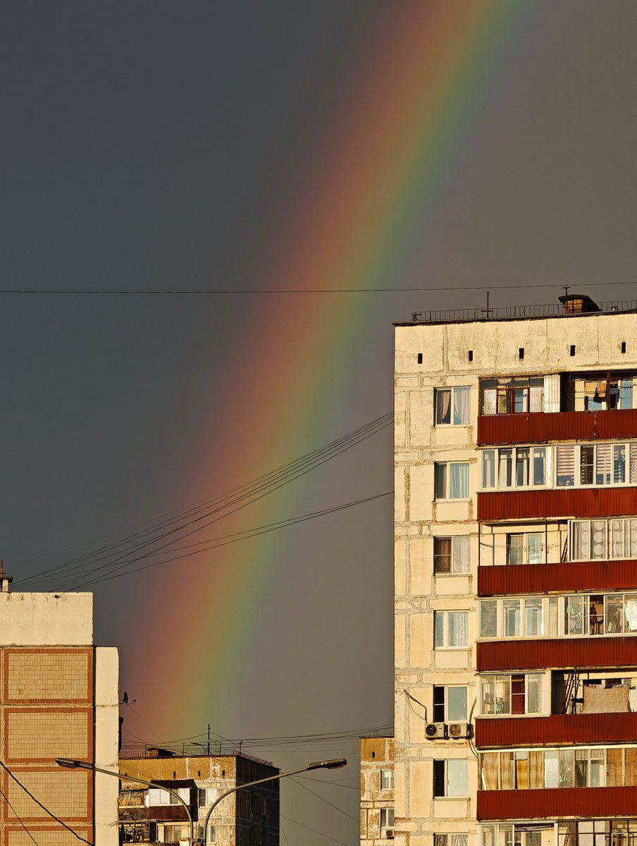 qpecctheone's tweet photo. Знаете, радуга над панельками — обещание цвета. Я смотрю, пью и верю: даже в серой жизни есть место для мечты. Смотри вверх, дружище, — это половина жизни..
 #xiaomi15ultra #радуга #панельки #самолёт #городскиепейзажи https://t.co/pEzbnYxcTo