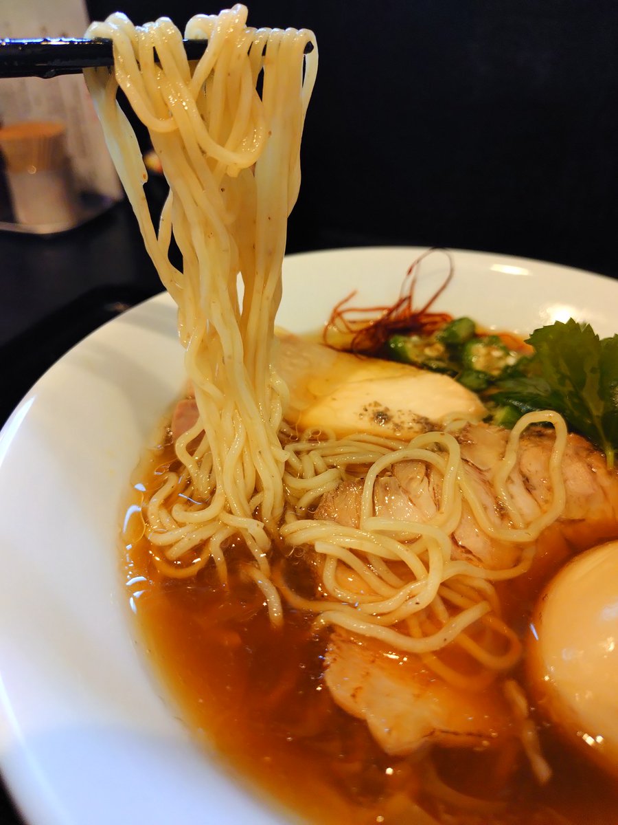 silversoul357's tweet photo. 実はですね、連食いたしまして…
中川會 住吉店
・冷やしラーメン醤油
トッピングやオリーブまでは同じでレモンが鬼おろしになった醤油
重厚な脂と醤油の旨味に辛味大根が混じってサッパリと味わえる冷やしスープ
塩よりさっぱりかも
麺も同じ開化楼の歯切りの良い細麺
これもんまかったぁ… https://t.co/nXIvgNoNFx