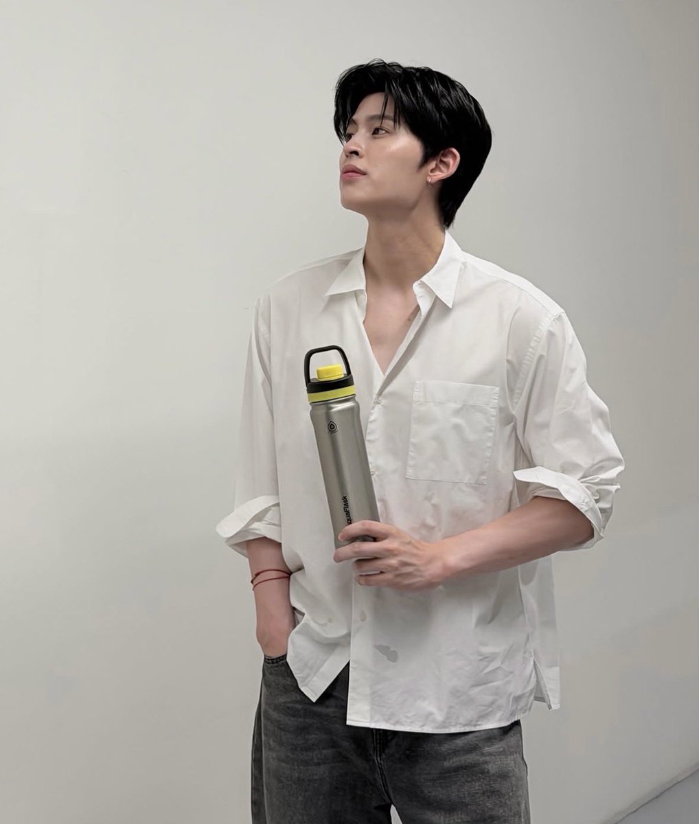 hamburggers's tweet photo. โอ๊ยย น่ารักอะ ลุคแบบนักศึกษาพกกาติกน้ำไปเรียน https://t.co/bDtvZTSvnh