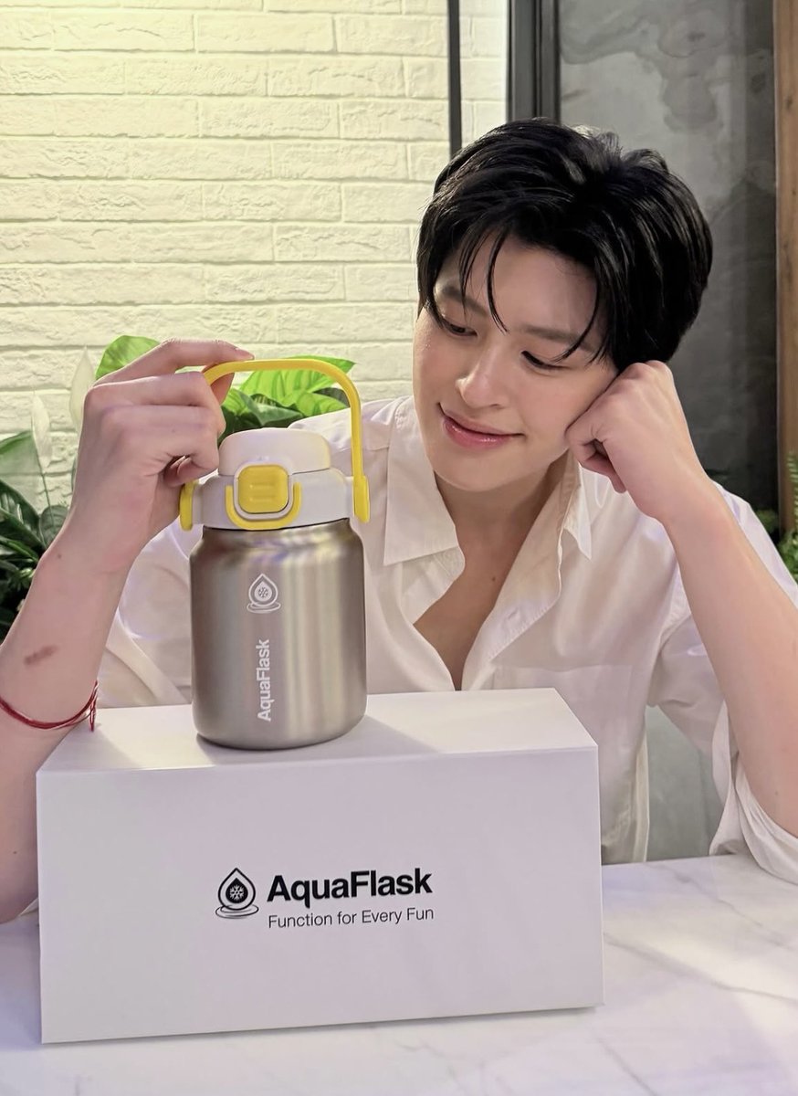 hamburggers's tweet photo. โอ๊ยย น่ารักอะ ลุคแบบนักศึกษาพกกาติกน้ำไปเรียน https://t.co/bDtvZTSvnh