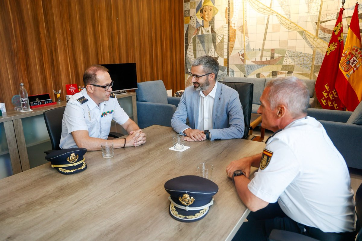 Lucassayala's tweet photo. Esta mañana he recibido en la @DelegGobMurcia a José Javier Morote, nuevo comisario jefe de la Policía Nacional en Cartagena.

Seguimos trabajando con un objetivo común: garantizar la seguridad, el bienestar y los derechos de los ciudadanos y ciudadanas de la Región de Murcia. https://t.co/Lg9dZNa3Nt
