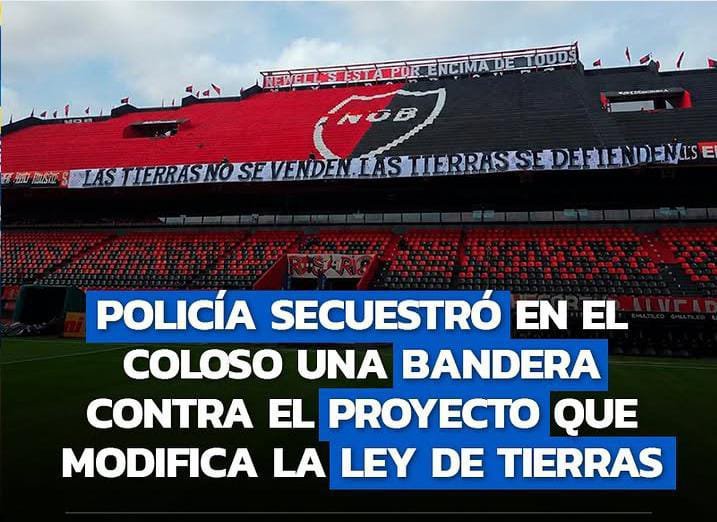 icardo8's tweet photo. El gobernador santafesino Maximiliano Pullaro ordenó retirar en cancha de Newells bandera en contra de la ley de tierras.

Por si a alguien le quedan dudas de que es oficialista y que de tercera opción no tiene nada. https://t.co/YszQdyvY5e