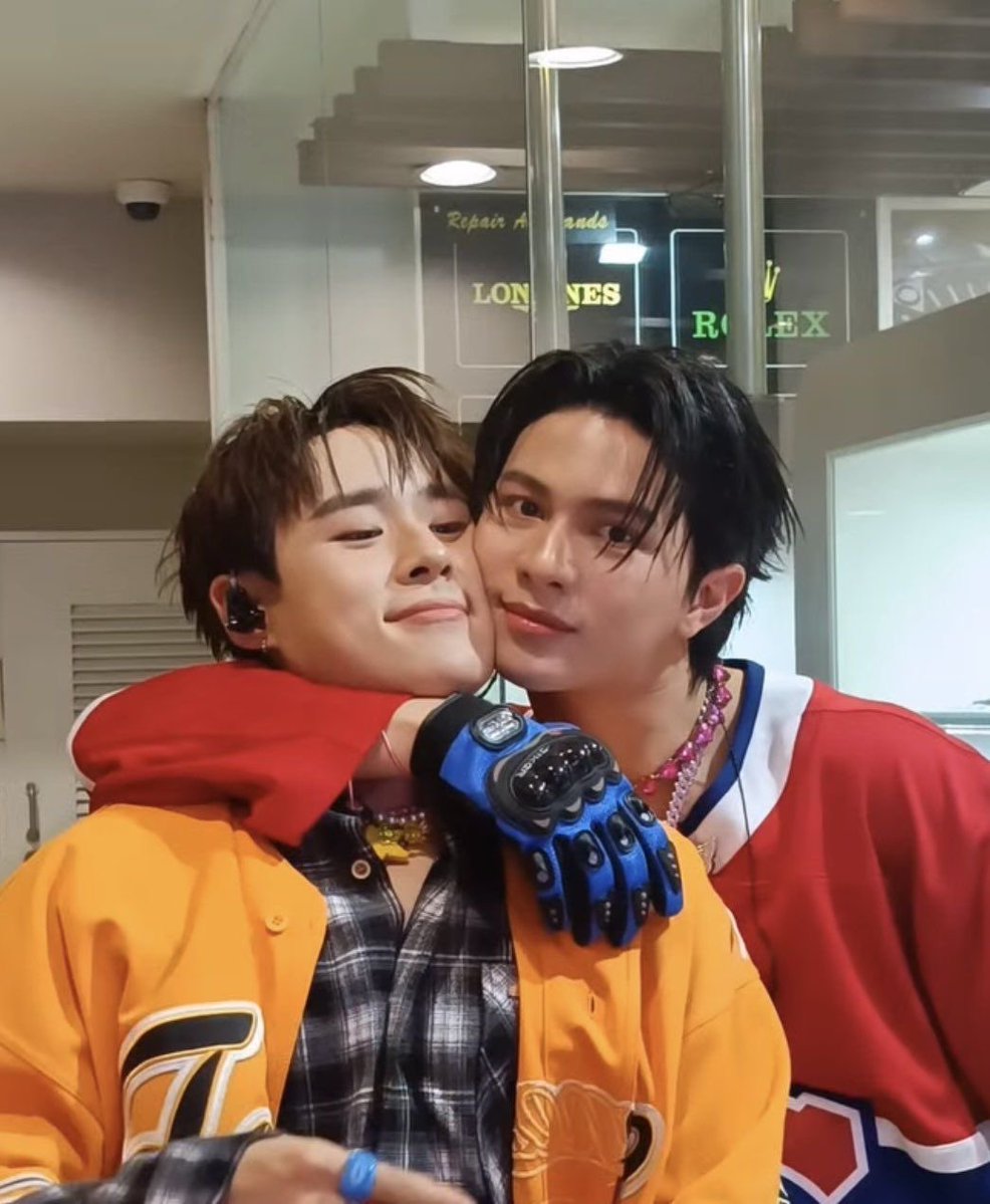 aki36402399's tweet photo. WILLIAM X WOODY
#WilliamjkpXWoodytalk
#williamjkp  #nnutdan 

💬 : พูดถึงนัทหน่อยดีกว่า สิ่งที่คนไม่รู้เกี่ยวกับเขาคือ
🎸 : เขาเป็นคนค่อนข้างซีเรียสเรื่องการพูดอ่ะ เป็นคนที่กลัวการพูด ตอนนั้นไปตปท.แล้วเดินผ่านร้านหนังสือฝึกการพูดอ่ะ เขาก็ไปเปิด หรือบางทีเขาก็ไปซื้อมา จริงๆคือเขาเป็นคนเครียดกับการพูดมากๆแต่ทุกวันนี้เขาทำได้ดีแล้วครับ