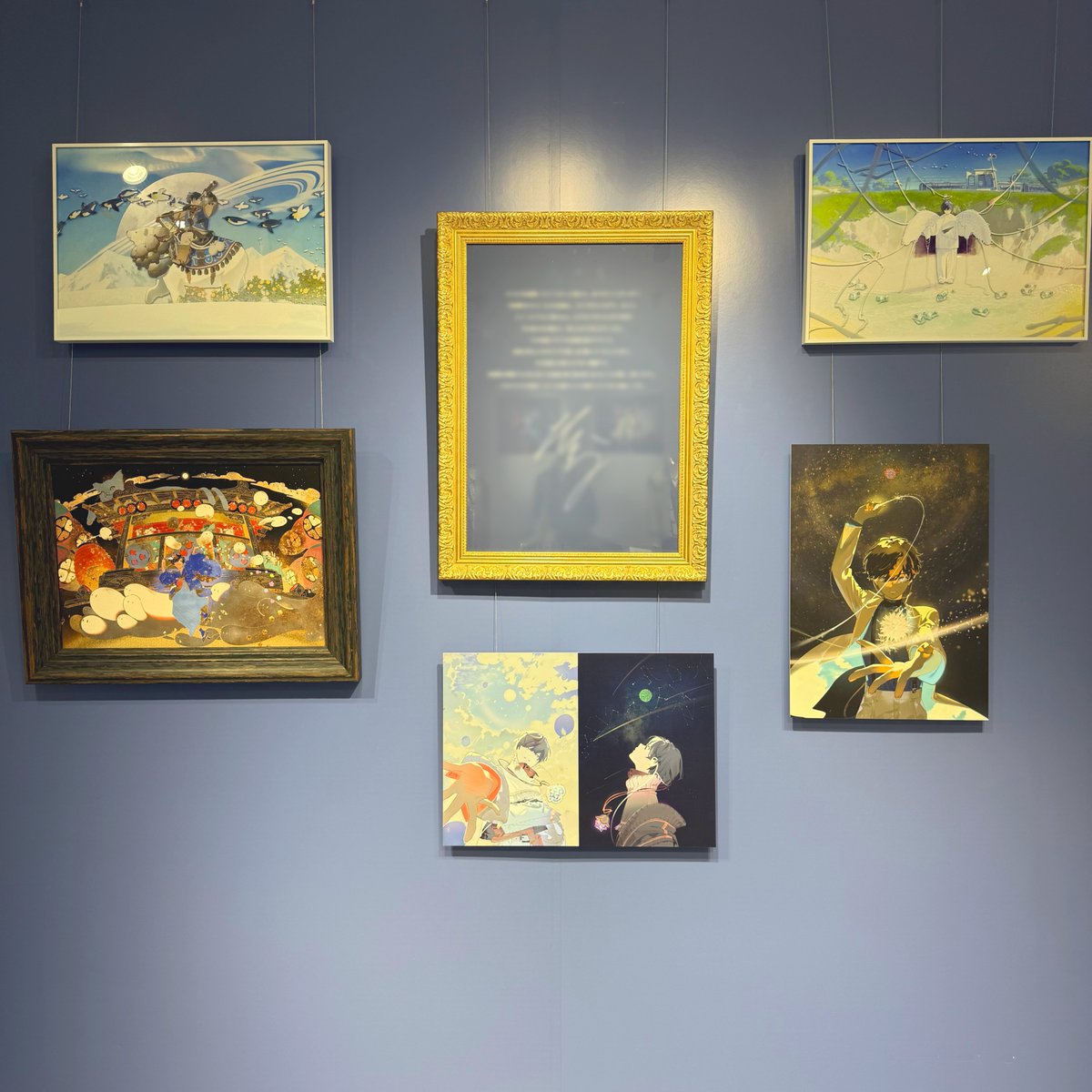 soraru_ishouten's tweet photo. 【展示エリア紹介①】
特殊な印刷を施した
歴代ライブのイラストも展示中🖼️

こちらは会期の前半後半で展示内容が異なりますので
ぜひお楽しみください！

▼チケット購入はこちら
東京会期：2026.7.31 - 8.16
https://t.co/iwtFCSYiQI

#そらるの衣装展 https://t.co/VvW0rajhwa