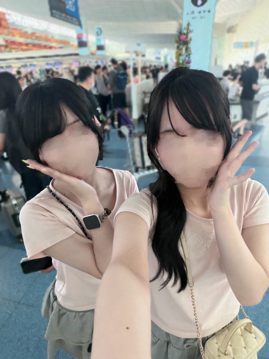 torq_16's tweet photo. 呪術廻戦×羽田空港
おそろコーデとバースデー缶のA3で併せてました！👊🏻💗 https://t.co/pDekLLR2JU