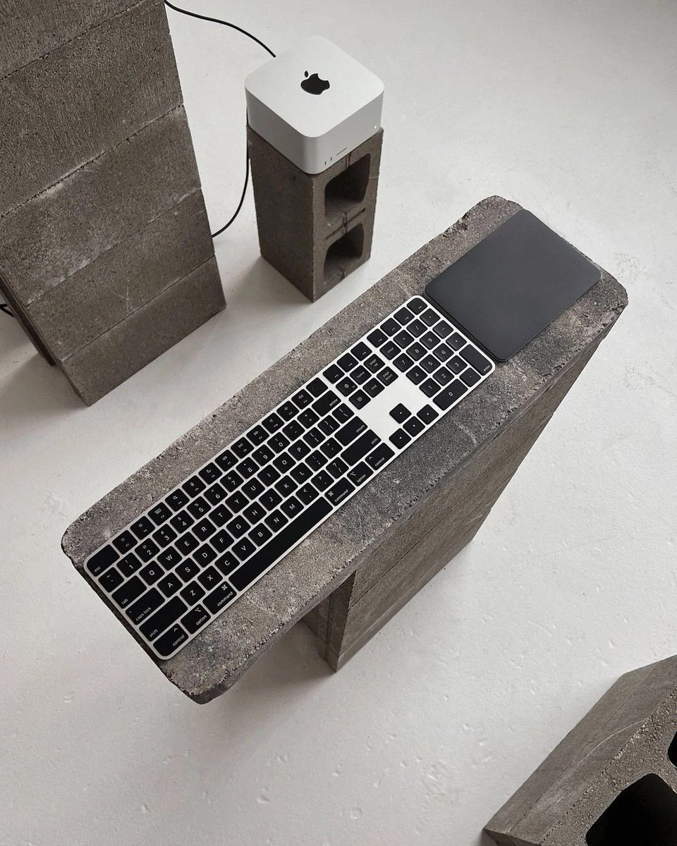 Saint_n0mad's tweet photo. that’d be considered ‘brutalist workstation’ https://t.co/OFJYFWKARH