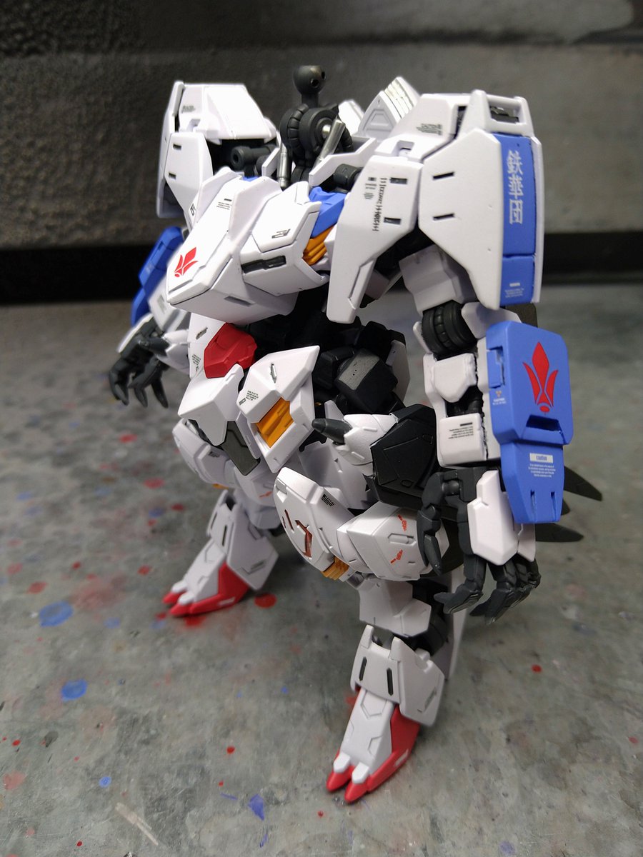 GRN6's tweet photo. バルバトス本体も全パーツ塗り終えたので組み始めました。
加工した箇所が予期せぬキツさで擦り合わせては歪みを修正しています。
#ガンプラ https://t.co/Yznbr4nU61