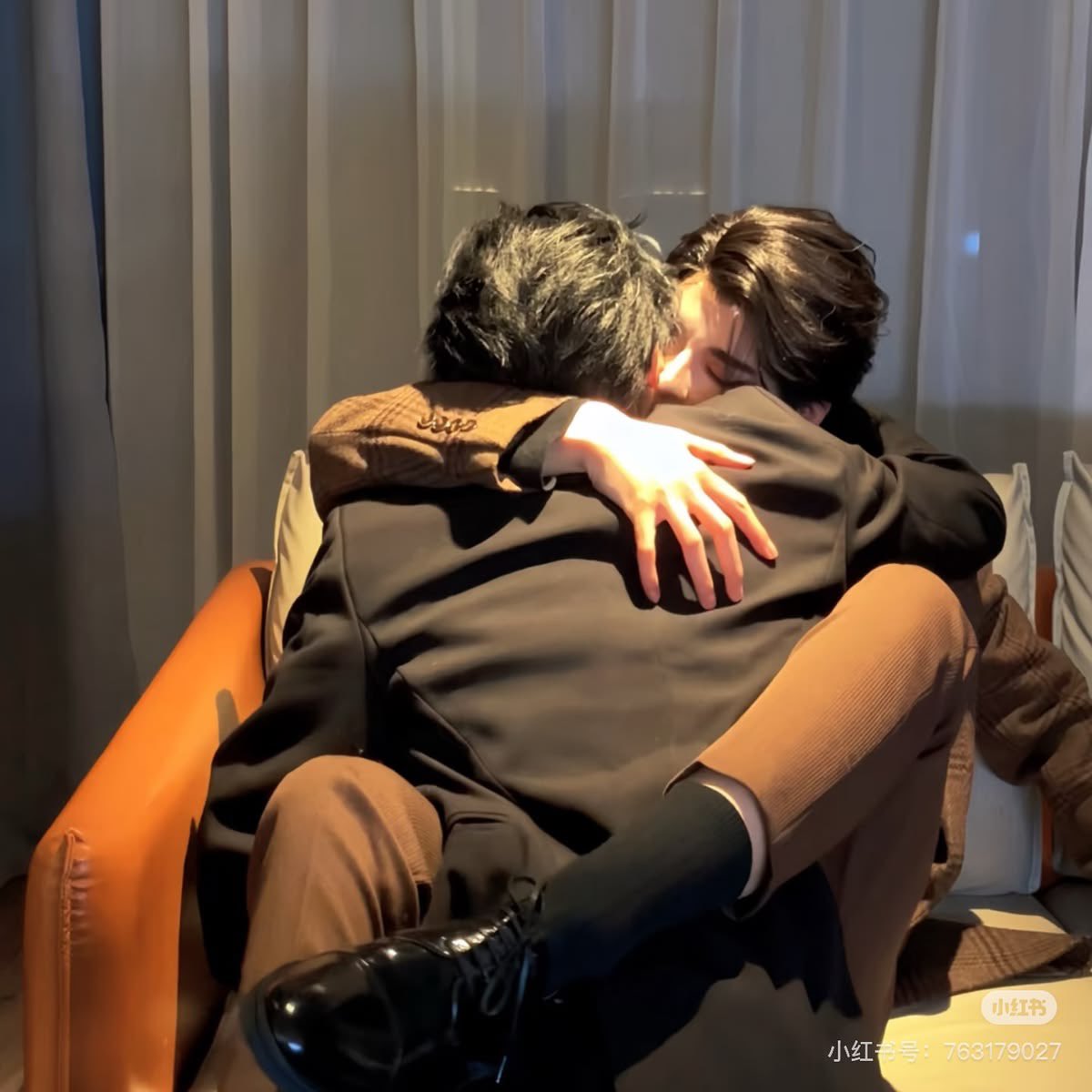 xixindikv's tweet photo. Alright HUASHENG IN THE HOUSE 😛
This picture fr make me thing about them sooo much.
Especially the shaoyou suit 🫣🧡

#XingQiu https://t.co/iqOl6OdDCR
