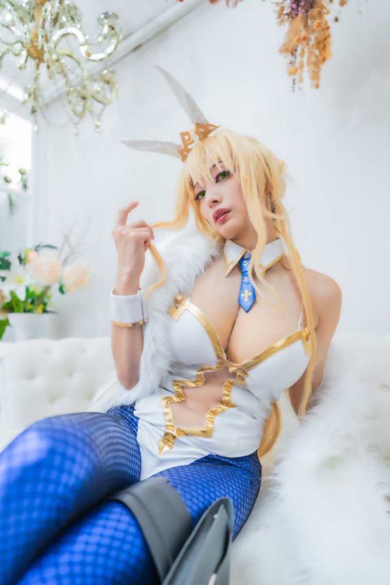 CosplayEmu's tweet photo. おかわりバニ上〜🐰🐰🐰 https://t.co/xDSMLFYxEh