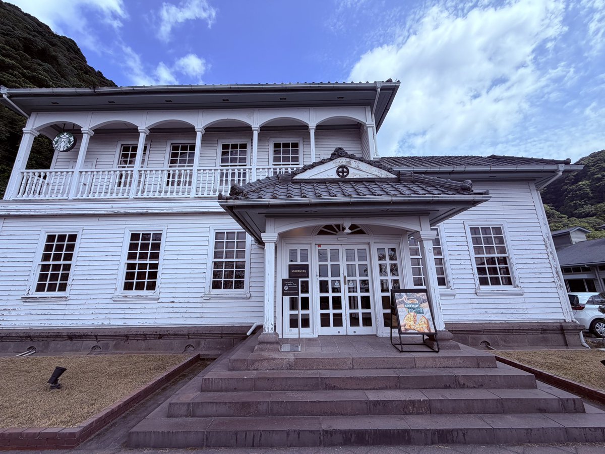 asahi_ruis's tweet photo. 鹿児島の仙巌園と集成館近くにあるスタバとても素敵だった
そのうえ桜島がこんな近くに見られる

島津家の十時の家紋もしっかりついてるところがなかなかに趣がある https://t.co/k6KjtqXas0