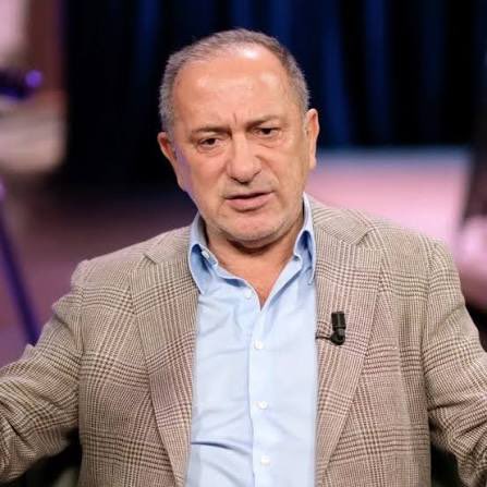 haberinolsun_x's tweet photo. Fatih Altaylı: (Tutuklanan Cem Küçük hk.)

"Ben gözaltına alındığım zaman 'Gazeteci müsveddesi gözaltına alındı' diye yazmış. Ben tutuklandığım zaman 'Müsvedde tutuklandı' demiş.

Emin olun, o gün de umursamamıştım, bugün de umurumda değil.

Ama şimdi okurlar diyor ki, 'Sen bir şey yazmayacak mısın, bir şey demeyecek misin?'

Demeyeceğim. Denmesi gerekeni, Bosna Savaşı sırasında Bosna’ya gittiğim zaman tanıştığım Aliya İzzetbegoviç yıllar önce söylemişti;

'Savaş ölünce değil, düşmanına benzeyince kaybedilir' yani ahlaki olarak onun gibi olunca.

Sakın yanlış anlamayın, ne Küçük’ü ne de onun gibi önce FETÖ’cülere sonra kimden nemalandılarsa onlara yalvar yakar olup beni ve benim gibi birkaç gazeteciyi içeri attırmak için uğraşan bir avuç zavallıyı düşmanım olarak gördüm.

Hissettiğim şey düşmanlık değil farklı bir duyguydu. Belki iğrenme, belki tiksinme. Evinizde çıkan hamamböceğine karşı duyduğunuz gibi bir his.

Siz bir hamamböceğine düşmanlık besler misiniz? Sadece olmaması gereken bir yerde olduğu için rahatsız olursunuz.

Onlar da olmamaları gereken bir yerdeydiler. Ortalıkta 'gazeteciyiz' diye dolaşıyorlardı ama gazeteci değildiler.

Her ne pahasına olursa olsun zengin olmak, özendikleri bir yaşama kavuşmak, kapısından bile geçemeyecekleri bir çevreye girebilmek için büründükleri kisve idi gazetecilik.

Bu amaçlarına ulaşmak için gazeteciliği kullanarak herkesle işbirliği yapar, her yana döner, her şeye razı gelebilirlerdi.

Tüm bunları da yaptılar zaten.

Bizler zaten duyuyor, biliyorduk ama artık sizler de biliyorsunuz, pislik ortalığa döküldü. O kadar pespayeleşmişler ki, mobilyacıya borcunu ödememek için kendi halinde bir esnafı köşelerinden FETÖ’cülükle suçlamaya bile tenezzül etmişler.

Bunu yapanların geçmişte FETÖ borsası kurmadıklarına kim inanır, kurmalarına kim şaşırır?

Tehditle, şantajla, henüz ortalığa çıkmayan ve inşallah çıkacak olan, kim bilir neler yapmışlardır. Ben bunları mı muhatap alıp 'Asıl gazeteci müsveddesi bunlar' diyerek kendilerini onurlandırayım.

Gazeteci değiller ki, müsveddesi olsunlar.

Ahmet Hakan Coşkun da bir yazı yazmış ve Küçük’ü bir zincirin son halkası ilan etmiş. Veyis Ateş, Mehmet Akif Ersoy, ROK zincirinin son halkası. Hiç zannetmiyorum.

İktidar medyasında da sadece ideolojisinden, inandığı değerlerden dolayı orada olan, yazan çizen, edepli, namuslu insanlar da az değil, tahmin ediyor hatta biliyoruz.

Ama zinciri dört halka ile sınırlamak biraz safdillik ya da zinciri az zarar vereceği bir yerden koparmak anlamına geliyor ki, durum hiç öyle değil.

Bu tutuklamalar ve yargılamalar için pek çok kişi 'İktidar içindeki güç odaklarının hesaplaşması' diyor.

Olabilir, muhtemelen öyledir de. Hep öyle olmamış mıdır zaten? Gazeteciler onca belgeye bilgiye nasıl ulaşır ki?

Hep bir iç çekişmenin sonucu değil midir rezaletlerin ortaya çıkması? Yıllardır her skandal böyle patlamamış mıdır?

Ama sonuç iyidir. Memnuniyet vericidir. Temizlik temizliktir. Yapanın da eline sağlık denir.

Biz gazetecilere düşen ise onlar gibi olmamaktır. Bir gün Timur Soykan bana 'gazeteci müsveddesi' derse gerçekten üzülürüm.

Cem Küçük veya benzerleri demiş, umurumda olmaz.

Bilmem anlatabildim mi?"