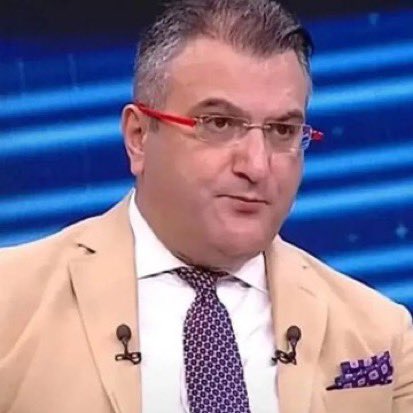 haberinolsun_x's tweet photo. Fatih Altaylı: (Tutuklanan Cem Küçük hk.)

"Ben gözaltına alındığım zaman 'Gazeteci müsveddesi gözaltına alındı' diye yazmış. Ben tutuklandığım zaman 'Müsvedde tutuklandı' demiş.

Emin olun, o gün de umursamamıştım, bugün de umurumda değil.

Ama şimdi okurlar diyor ki, 'Sen bir şey yazmayacak mısın, bir şey demeyecek misin?'

Demeyeceğim. Denmesi gerekeni, Bosna Savaşı sırasında Bosna’ya gittiğim zaman tanıştığım Aliya İzzetbegoviç yıllar önce söylemişti;

'Savaş ölünce değil, düşmanına benzeyince kaybedilir' yani ahlaki olarak onun gibi olunca.

Sakın yanlış anlamayın, ne Küçük’ü ne de onun gibi önce FETÖ’cülere sonra kimden nemalandılarsa onlara yalvar yakar olup beni ve benim gibi birkaç gazeteciyi içeri attırmak için uğraşan bir avuç zavallıyı düşmanım olarak gördüm.

Hissettiğim şey düşmanlık değil farklı bir duyguydu. Belki iğrenme, belki tiksinme. Evinizde çıkan hamamböceğine karşı duyduğunuz gibi bir his.

Siz bir hamamböceğine düşmanlık besler misiniz? Sadece olmaması gereken bir yerde olduğu için rahatsız olursunuz.

Onlar da olmamaları gereken bir yerdeydiler. Ortalıkta 'gazeteciyiz' diye dolaşıyorlardı ama gazeteci değildiler.

Her ne pahasına olursa olsun zengin olmak, özendikleri bir yaşama kavuşmak, kapısından bile geçemeyecekleri bir çevreye girebilmek için büründükleri kisve idi gazetecilik.

Bu amaçlarına ulaşmak için gazeteciliği kullanarak herkesle işbirliği yapar, her yana döner, her şeye razı gelebilirlerdi.

Tüm bunları da yaptılar zaten.

Bizler zaten duyuyor, biliyorduk ama artık sizler de biliyorsunuz, pislik ortalığa döküldü. O kadar pespayeleşmişler ki, mobilyacıya borcunu ödememek için kendi halinde bir esnafı köşelerinden FETÖ’cülükle suçlamaya bile tenezzül etmişler.

Bunu yapanların geçmişte FETÖ borsası kurmadıklarına kim inanır, kurmalarına kim şaşırır?

Tehditle, şantajla, henüz ortalığa çıkmayan ve inşallah çıkacak olan, kim bilir neler yapmışlardır. Ben bunları mı muhatap alıp 'Asıl gazeteci müsveddesi bunlar' diyerek kendilerini onurlandırayım.

Gazeteci değiller ki, müsveddesi olsunlar.

Ahmet Hakan Coşkun da bir yazı yazmış ve Küçük’ü bir zincirin son halkası ilan etmiş. Veyis Ateş, Mehmet Akif Ersoy, ROK zincirinin son halkası. Hiç zannetmiyorum.

İktidar medyasında da sadece ideolojisinden, inandığı değerlerden dolayı orada olan, yazan çizen, edepli, namuslu insanlar da az değil, tahmin ediyor hatta biliyoruz.

Ama zinciri dört halka ile sınırlamak biraz safdillik ya da zinciri az zarar vereceği bir yerden koparmak anlamına geliyor ki, durum hiç öyle değil.

Bu tutuklamalar ve yargılamalar için pek çok kişi 'İktidar içindeki güç odaklarının hesaplaşması' diyor.

Olabilir, muhtemelen öyledir de. Hep öyle olmamış mıdır zaten? Gazeteciler onca belgeye bilgiye nasıl ulaşır ki?

Hep bir iç çekişmenin sonucu değil midir rezaletlerin ortaya çıkması? Yıllardır her skandal böyle patlamamış mıdır?

Ama sonuç iyidir. Memnuniyet vericidir. Temizlik temizliktir. Yapanın da eline sağlık denir.

Biz gazetecilere düşen ise onlar gibi olmamaktır. Bir gün Timur Soykan bana 'gazeteci müsveddesi' derse gerçekten üzülürüm.

Cem Küçük veya benzerleri demiş, umurumda olmaz.

Bilmem anlatabildim mi?"