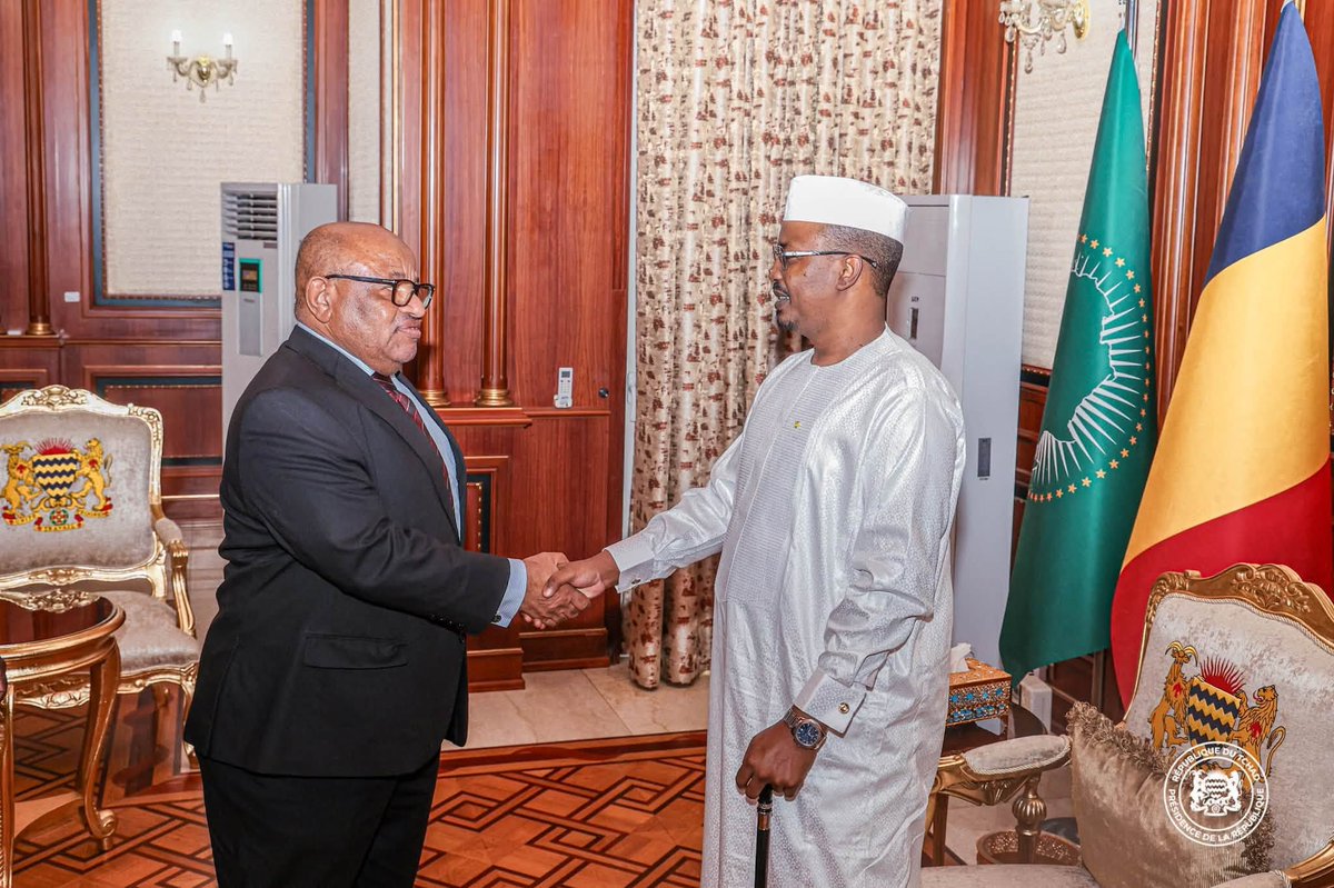 UNOCA_NEWS's tweet photo. A N'Djamena, le Représentant spécial @souefmo_elamine a été reçu par le President du Tchad @marechalmidi. Les échanges ont porté sur la coopération et les enjeux de paix, de sécurité et de stabilité régionale. Cette rencontre boucle le premier séjour tchadien du chef de l'#UNOCA https://t.co/kdrb27NreU