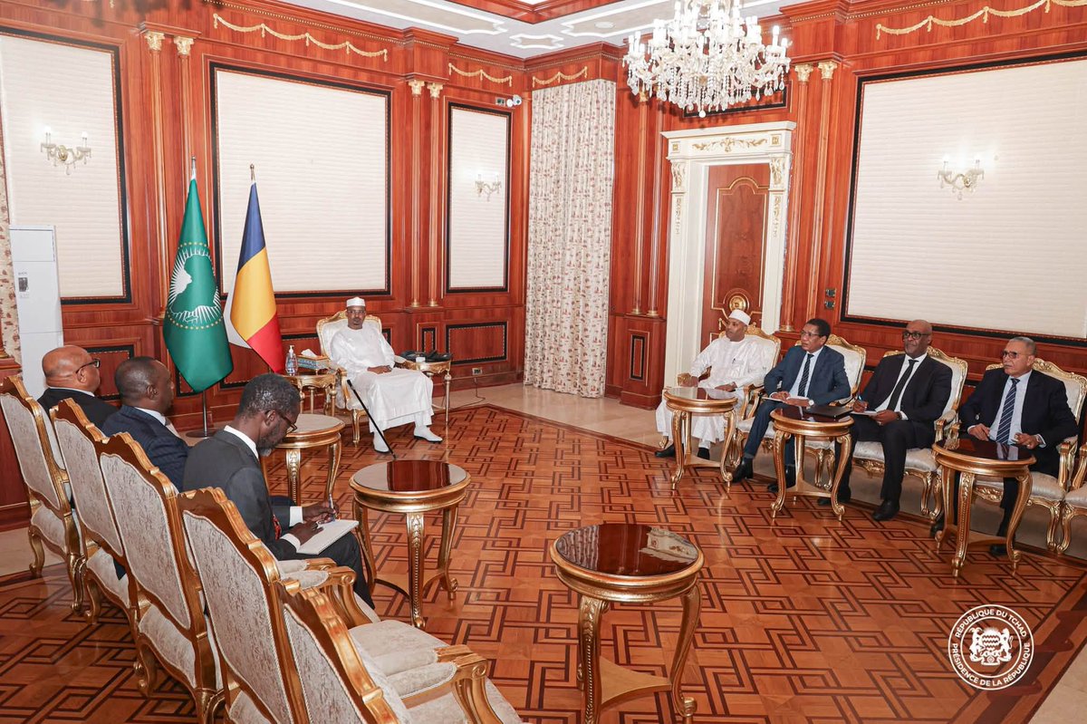 UNOCA_NEWS's tweet photo. A N'Djamena, le Représentant spécial @souefmo_elamine a été reçu par le President du Tchad @marechalmidi. Les échanges ont porté sur la coopération et les enjeux de paix, de sécurité et de stabilité régionale. Cette rencontre boucle le premier séjour tchadien du chef de l'#UNOCA https://t.co/kdrb27NreU