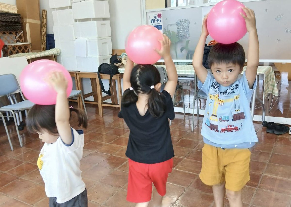 Carinetsukok's tweet photo. 夏休みの
幼稚園児のリトミック

小さい頃にやっていた事が
記憶に刻まれていて

あの時は
やらなかったけれど
今は上手に出来ることもある

子ども同士の
譲りあいなど

コミュニケーション能力も
成長していて嬉しい♪ https://t.co/3CisZwCBdc