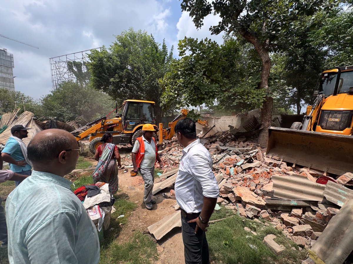 MCManesar's tweet photo. नगर निगम ने अवैध कब्जों और अनधिकृत निर्माण के खिलाफ अपना अभियान जारी रखते हुए गांव नौरंगपुर में बड़ी कार्रवाई की। 
- आयुक्त @IAS_Pradeep_001 के आदेश पर निगम की प्रवर्तन शाखा ने करीब आधा एकड़ निजी भूमि पर अवैध रूप से बनाई गई 50 झुग्गियों को ध्वस्त किया। 
@ulbharyana 
@cmohry https://t.co/vrUWzkiBEW