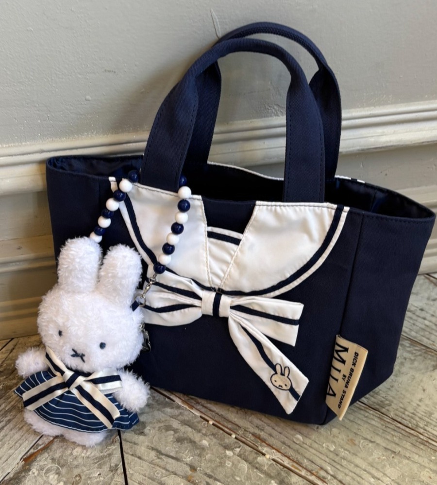 fashionpressnet's tweet photo. ミッフィー×ミーア“セーラー風”リボン付きハンドバッグやぬいぐるみチャーム、マリンカラーで - https://t.co/xzxs4IQuOW https://t.co/pAHnDR1Quc