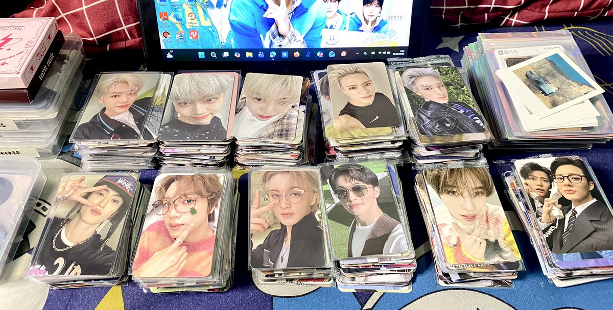 imdeyyya's tweet photo. oke aku menyatakan menyerah dengan per photocard an ini.. DAH GA SANGGUP 😭💔 mulai sekarang bakal collect pc yg bener” wl aja (sama doll gemesh hehe).. soalnya ga bakal kelar itu pc sampe 7 turunan kl diikutin trss 😭😭😭💔💔💔 

habis ni sebagian mau ku clearance sell.. https://t.co/MMsDgJqJOj