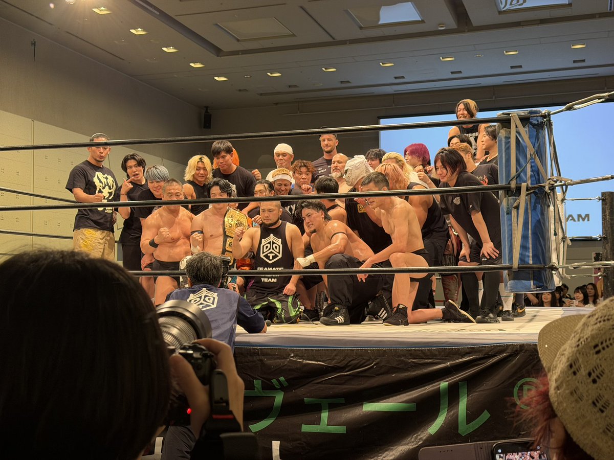 S2pecoS2's tweet photo. 昨日はDDTプロレスへ。
アントンさんは今回も最高でした。
ビエント選手にちょっかいかけまくりで、ニコニコの青木選手に愛を感じ。
最後は皆で大団円。
幸でした。
#ddtpro https://t.co/biFcCacMX3