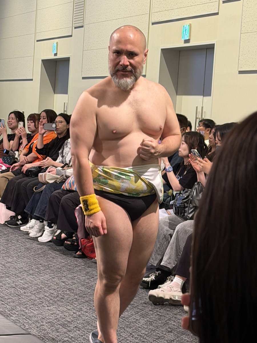S2pecoS2's tweet photo. 昨日はDDTプロレスへ。
アントンさんは今回も最高でした。
ビエント選手にちょっかいかけまくりで、ニコニコの青木選手に愛を感じ。
最後は皆で大団円。
幸でした。
#ddtpro https://t.co/biFcCacMX3