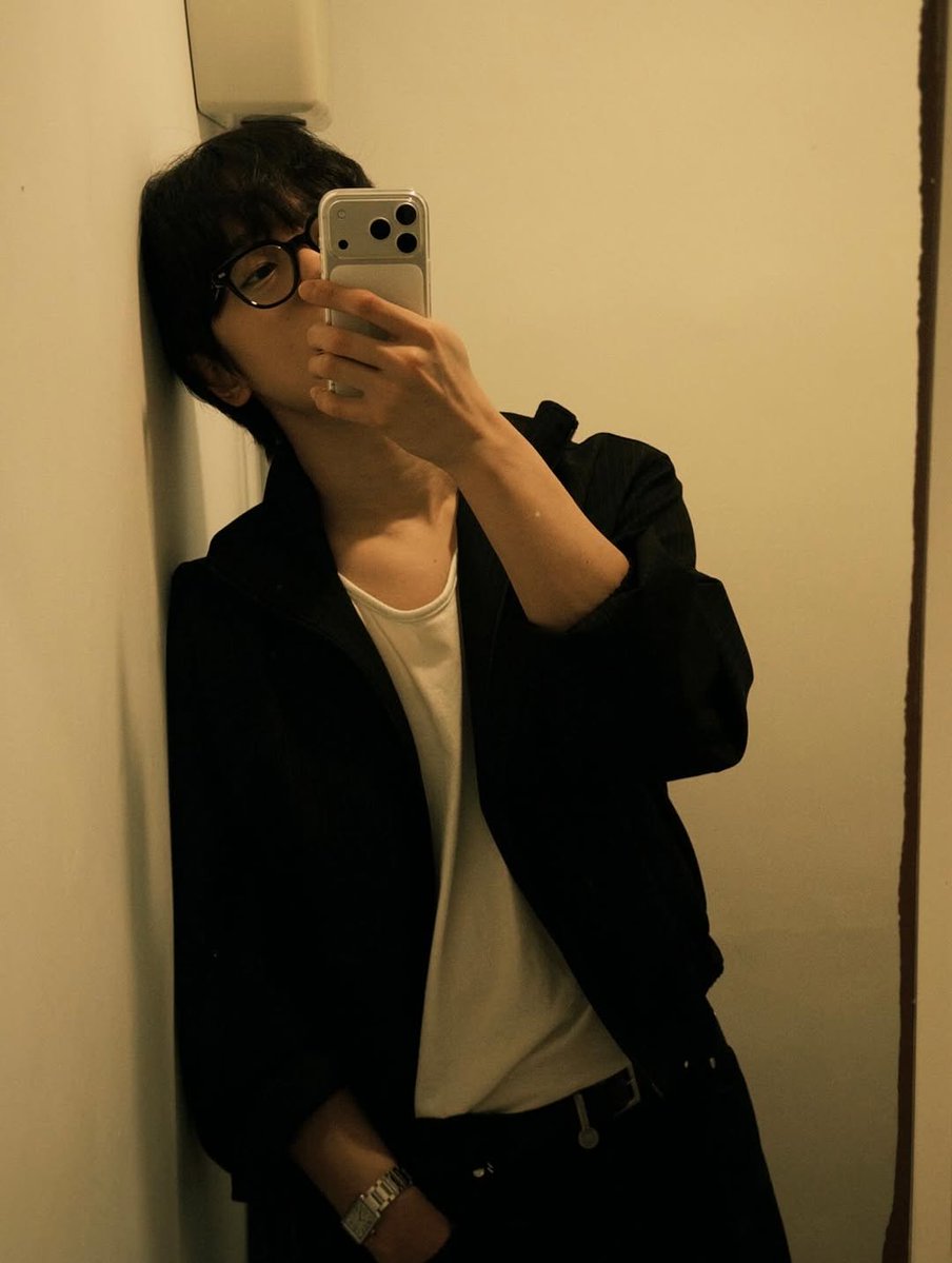 Dowanq's tweet photo. Still trying to figure out if these glasses belong on my face or on my t-shirt. 🤷🏻 https://t.co/IiPTamy6QQ