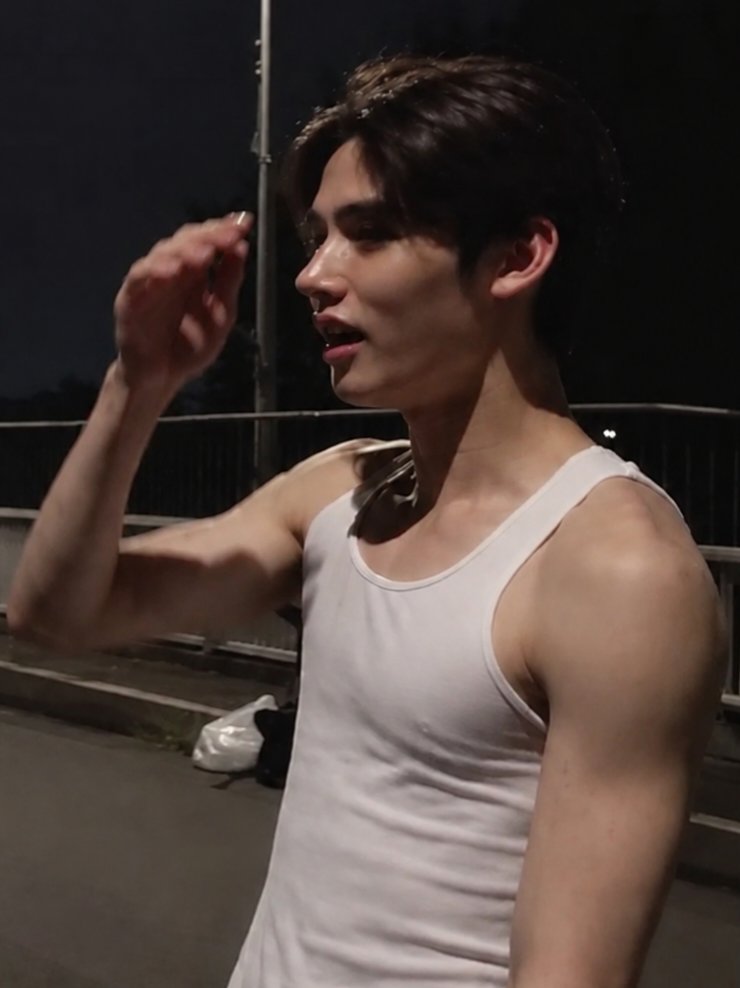 xxeoje's tweet photo. SIDE PROFILE EOM SEONGHYEON GANTENG BGT 😭 https://t.co/cFBYr1Imst