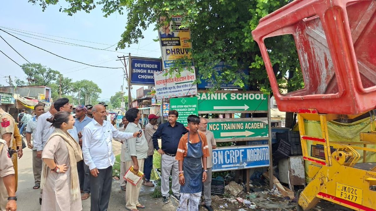 devyanidsrana's tweet photo. Installed new high mast lights at Devender Singh Rana Sb Chowk to aid road safety and illumination at Nagrota Market near Kol Kandoli Mata Mandir in Nagrota Panchayat of Nagrota Block of Nagrota Constituency 

@bjp4india @bjp4jnk Sh @nitinnabin ji Sh @blsanthosh ji Sh @tarunchughbjp ji Sh @iamsatsharmaca ji Sh @ashokkoul59 Ji (1/3)