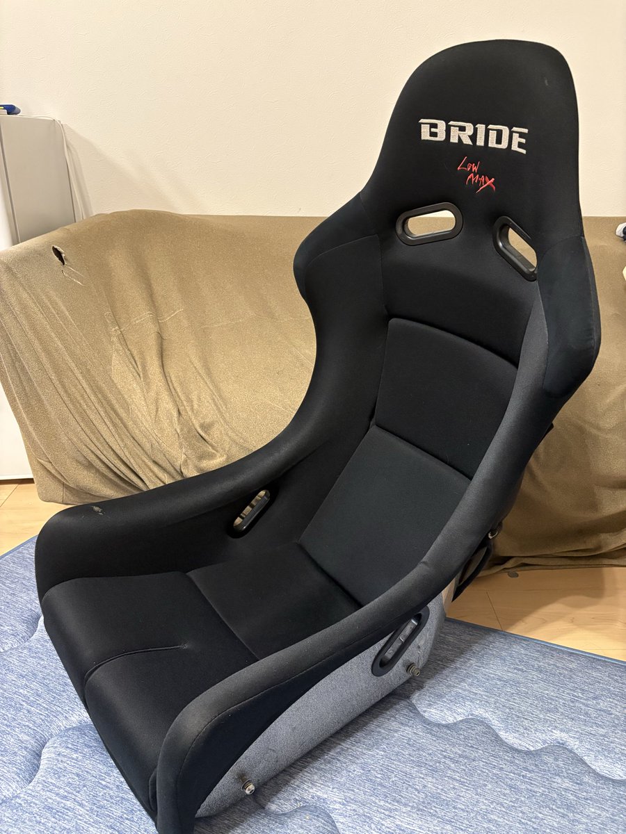 genki_ae86's tweet photo. 後輩が爆安で譲ってくれた😭
s2000外しなのに何故かバックプロテクター付きだし、汚いけどいるならどうぞってタカタのハーネスまでくれた🙏 https://t.co/gx2er8yjS4