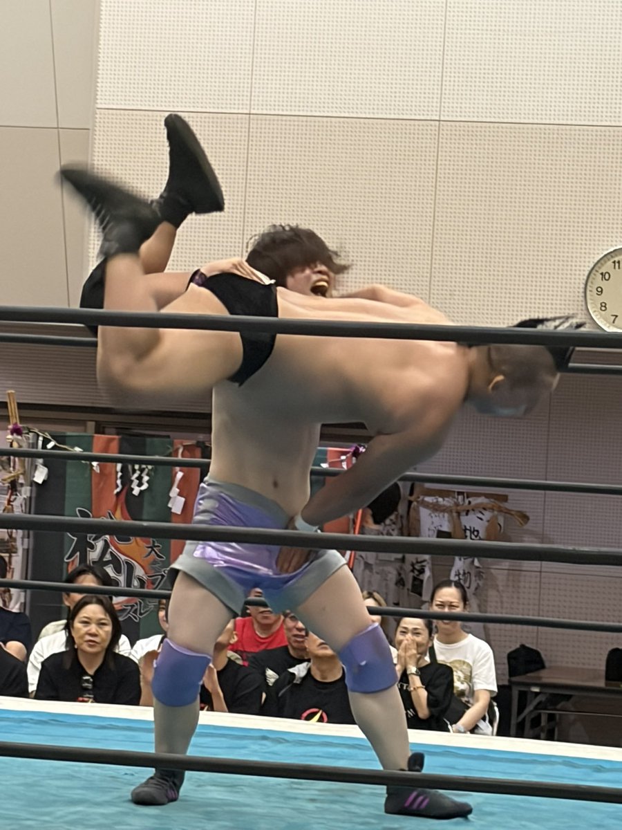 raitoteammotion's tweet photo. 昨日は #大衆プロレス松山座 さん 黒子時代からみてる
立綾と初シングル
打撃一つ一つに
気持ちが入ってて良かった
頭突きは効いたぜ💦
ただ私の壁は
簡単には超えさせないよ
次は組むか闘うか
楽しみだ 立綾ありがとな
次回は11.8女子祭典
松山座長何時もありがとうございます
#TeamMotion https://t.co/FIPGQuuIu5