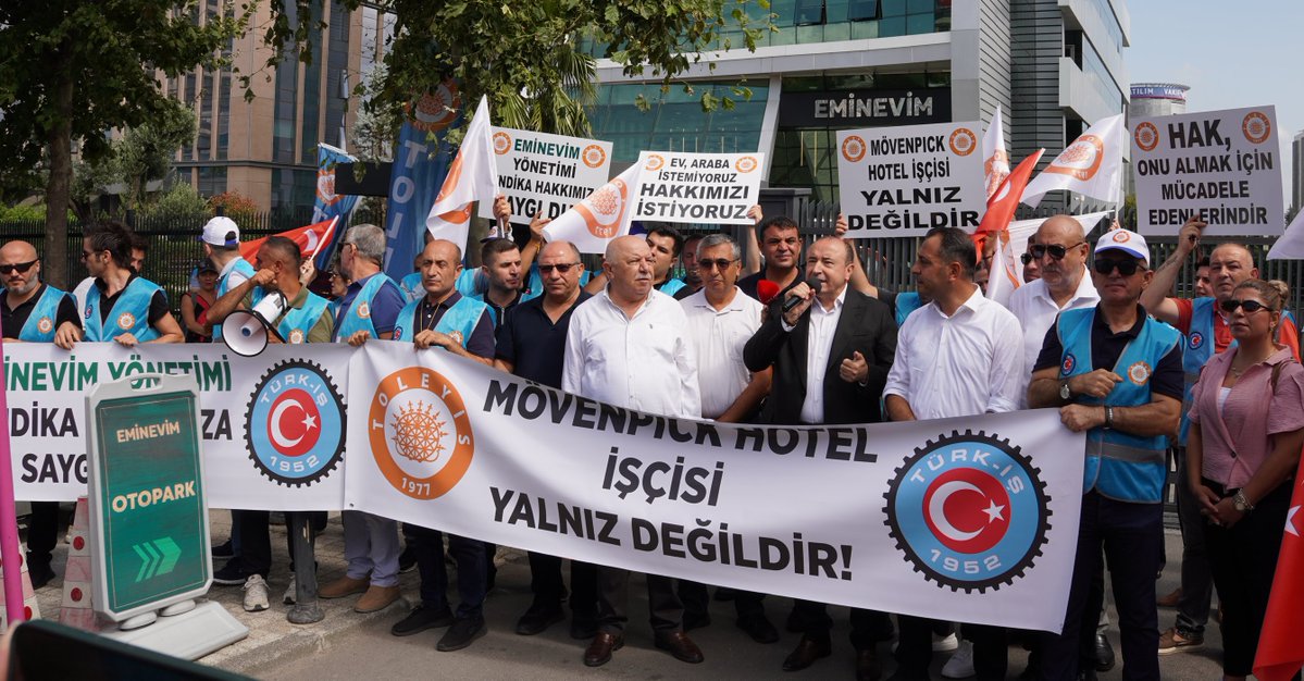 Toleyis1977's tweet photo. EMİNEVİM ÖNÜNDE BASIN AÇIKLAMASI GERÇEKLEŞTİRDİK

Sendikamız TOLEYİS, Yetkili olduğumuz, EMİNEVİM iştiraki Mövenpick Hotel işyerindeki Toplu İş Sözleşmesi sürecine yönelik haksız ve uzlaşmaz tutumlara karşı bugün saat 11.00’de EMİNEVİM önünde Konfederasyonumu TÜRK-İŞ ve bağlı sendikaların katılımıyla kitlesel bir basın açıklaması gerçekleştirdi. TÜRK-İŞ 1. Bölge Başkanımız Halil Faki Erdal ve TOLEYİS İstanbul Bölge Şube Başkanımız Özgür Boyraz'ın konuşma yaptığı eylemde, konfederasyonumuzun ve sendikamızın kararlı duruşu kamuoyuyla paylaşıldı. Kısa süre içerisinde GREV Uygulama Kararını görüşmek üzere Yönetim Kurulumuzun toplanacağı duyuruldu.

İşverene Net Uyarı: "Masaya Gelmezlerse Emekten Gelen Gücümüzü Kullanırız"

Eylemde söz alan TÜRK-İŞ 1. Bölge Başkanı Halil Faki Erdal, konfederasyon olarak süreci yakından takip ettiklerini ve Mövenpick işçisinin sonuna kadar arkasında olduklarını belirtti. Yapılan basın açıklamasının işverene net bir uyarı niteliği taşıdığını ifade eden Erdal, işveren yetkililerini derhal toplu iş sözleşmesi masasına davet etti. Erdal, masaya oturulmaması durumunda emekten gelen güçlerini kullanmaktan çekinmeyeceklerinin altını çizdi. 

"Hukuk Mücadelemizi Kazandık, İşveren Uzlaşmaz Tavrından Vazgeçmeli"

TOLEYİS İstanbul Bölge Şube Başkanımız Özgür Boyraz ise yaptığı konuşmada, Mövenpick Hotel'de yaşanan sürecin detaylarını kamuoyuna özetledi. Boyraz; 19 Şubat 2025'te sağlanan örgütlenme çoğunluğunun ardından işverenin itirazlarıyla başlayan 1 yıllık hukuk mücadelesinin Şubat 2026'da sendikamızın lehine sonuçlandığını ve yetkimizin tescillendiğini hatırlattı. 

Sendikamızın "En iyi sözleşme masada yapılan sözleşmedir" anlayışıyla sürekli diyalog çağrısı yapmasına rağmen otel yönetiminin görüşmeleri başından beri baltaladığını belirten Boyraz; işverenin üyeleri istifaya zorladığını, işyeri temsilcisi ve öncü işçilerin iş akitlerini haksız yere feshettiğini vurguladı. 

"Mövenpick İşçisi Sahipsiz Değildir"

Mövenpick çalışanlarının sahipsiz olmadığını ve anayasadan doğan haklarını savunmaktan asla vazgeçmeyeceklerini belirten Şube Başkanımız Boyraz, kendini yasaların üstünde gören yöneticilere çağrıda bulundu. İşverenin bu kanun tanımaz tutumundan derhal dönmesi gerektiğini, aksi takdirde gerek hukuki zeminde gerekse meydanlarda sendikamızın ve konfederasyonumuzun eylemlerine artarak devam edeceğini ifade etti. Konuşmasının sonunda GREV bir amaç değildir ancak Grev Uygulama Kararını görüşmek üzere Yönetim Kurulumu en kısa sürede toplanacak ve üyelerimizden gelen talep doğrultusunda karar alacaktır diyerek konuşmasını sonlandırdı.

Basın açıklamamız, Genel Başkanımız Sn. Cemail BAKINDI’nın "Hak, onu almak için mücadele edenlerindir" ilkesine yapılan vurgu ve ile kararlı bir şekilde sona erdi.

TOLEYİS BASIN

@eminevim @MovenpickAsia @MovenpickHotels @Accor