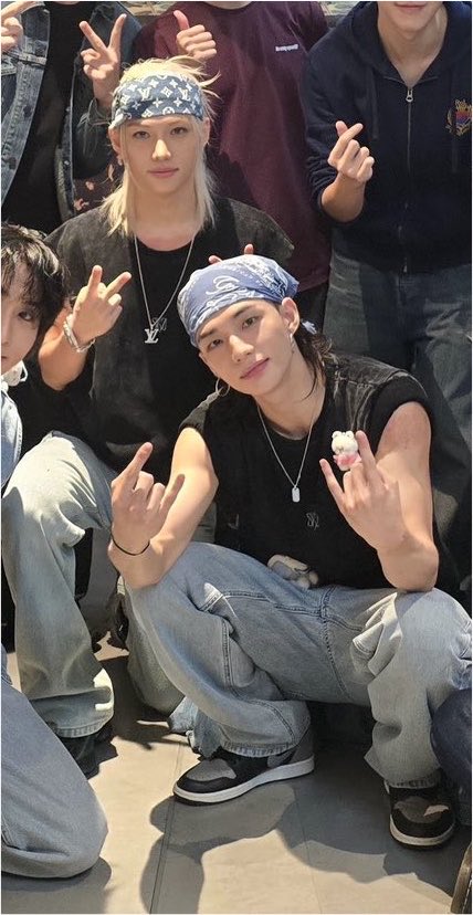 hyuneboks's tweet photo. they look like theyre wearing couple fits🤣💘 https://t.co/hYin5vHId5