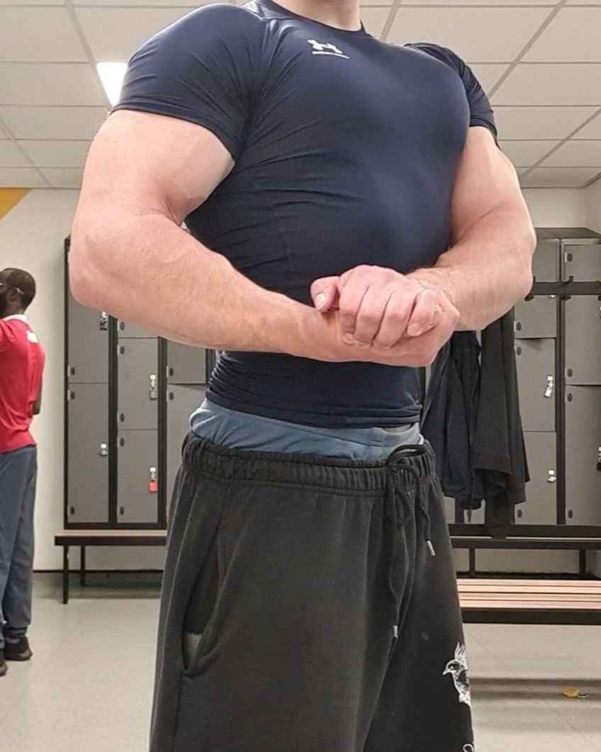 AlphaGodRay's tweet photo. old pic 
#findom #cashmaster #alpha #muscle #jacked #paypig https://t.co/pCE1xMpVD1