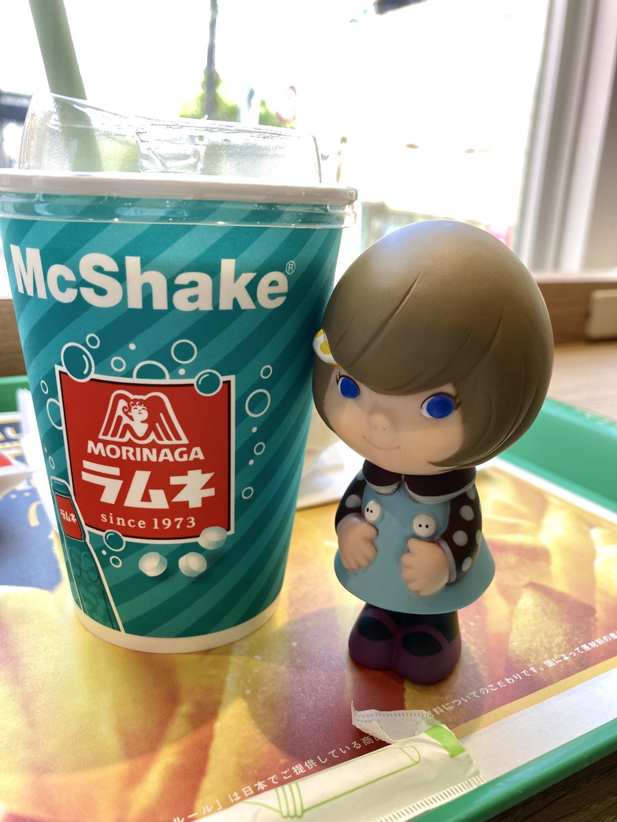 9sQ3p's tweet photo. あまりの暑さで、買い物🛒途中
マックに避難💦
ラムネシェイク🥤で涼をとる😁

夏休み🌻だなー
学生さんたちがいっぱいでした
うちの娘は、まだ学校🏫あるので
課題に追われています😅
水曜日はテスト！がんばれ〜👍 https://t.co/NiyDIDlgSq