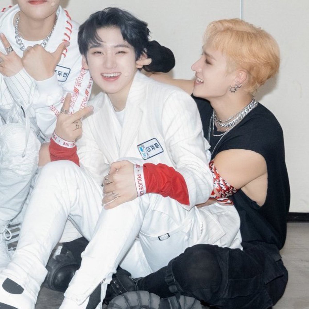 kyeyowu's tweet photo. Does it ever drive you crazy, just how fast the night changes 

🤧🤧😭😭
#kyehoon #bangchan https://t.co/Xq7nA70dhh