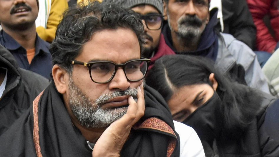 savedemocracyI's tweet photo. ब्रेकिंग न्यूज 🚨

प्रशांत किशोर ने बांकीपुर में बीजेपी के किले को ढहा दिया🔥🔥

जनसुराज प्रमुख प्रशांत किशोर ने बांकीपुर में बीजेपी के उम्मीदवार नीरज कुमार सिन्हा को 18,953 वोटो से हरा कर जीत हासिल की। 

बांकीपुर सीट पर 1995 से बीजेपी को आजतक किसी पार्टी ने हरा नहीं पाया था , लेकिन इस परिपाटी को प्रशांत किशोर ने तोड़ दिया। 

इस हार का सबसे बड़ा झटका बिहार के मुख्यमंत्री सम्राट चौधरी को लगा है क्यूंकि उनके सीएम बनने के बाद ये पहला उपचुनाव था। 

और सबसे अहम बात यह थी कि यह सीट बीजेपी के राष्ट्रीय अध्यक्ष नितिन नवीन की परंपरागत सीट रही है। 

सम्राट चौधरी अपने पहले ही मैच में बुरी तरह फ्लॉप हुए हैं।