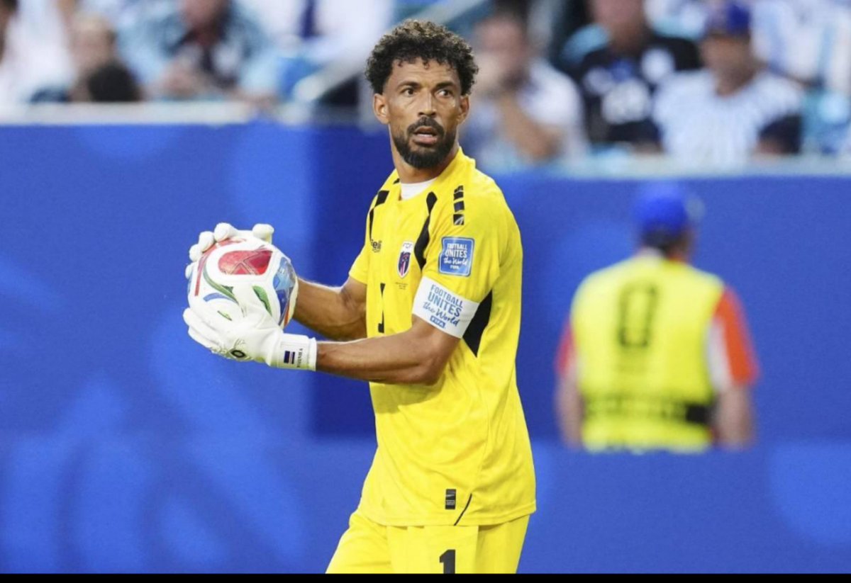 Roberto65399957's tweet photo. 🚨 ¡🚨 Vozinha ya está en Chile. El arquero de Cabo Verde llegó para cerrar su fichaje con Colo Colo y este lunes realizará los exámenes médicos. ⚪⚫🧤 ⚽🧤 #ColoColo #Vozinha #MercadoDePases #FútbolChileno https://t.co/75dmyObvS5