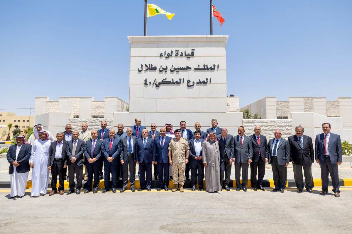 RHCJO's tweet photo. جلالة الملك عبدالله الثاني يلتقي مجموعة من رفاق السلاح المتقاعدين خلال زيارته إلى لواء الملك الحسين بن طلال المدرع الملكي/40
#الأردن https://t.co/4SiAb0cGGD