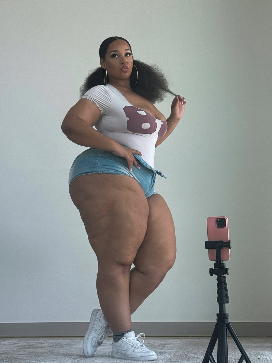 Scarletgenz's tweet photo. Curves with grace. https://t.co/o0b1nqqxI3
