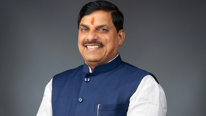 vijayktiwari57's tweet photo. भाजपा जो अपने शासन चलाने की नीति में नित्य नए प्रयोग कर रही है वही उसके लिए घातक साबित होगा।एक लेफ्टिस्ट इंदिरा जयसिंह के सुझाव पर धर्मेंद्र प्रधान ने यूजीसी ऐक्ट लागू किया,सवर्णों नाराज हुए तो उन्हें विरोध करने की अनुमति भी नहीं दी गयी,जबकि काक्रोचों के प्रदर्शन में उनके कदमों में झुक गयी सरकार।जनता ने वोट इसलिए नहीं दिया है कि अंबेडकर से भी बड़े अंबेडकर बनो।
  मध्यप्रदेश और बिहार दोनों जगह अनुपयुक्त लोगों को सीएम बना दिया,सोशल इंजीनियरिंग मजबूत कर रहे थे।
   म्यां,भाजपा के कोर वोटर को taken granted मत लीजिए,बंधुआ मजदूर नहीं हैं जो हांक के चलाओगे।
   बांकीपुर, दतिया सिर्फ संकेत हैं,मोहन यादव और सम्राट को नहीं हटाया तो खाट खड़ी होते देर नहीं लगेगी।
@NitinNabin @BJP4India 
@narendramodi @AmitShah