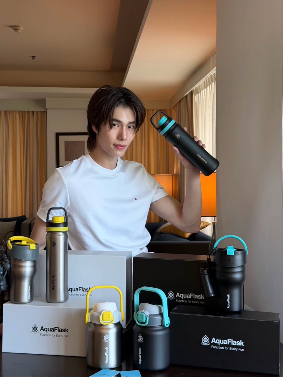 PhuwinOfficial's tweet photo. ➖ 📷 IG #phuwintang REPOST:

กระติกเก็บร้อน-เย็น #AquaFlask 

AquaFlask Special Collection Box Set มาแล้วครับ!

ของดีที่ทั้งน่ารัก และน่าใช้✨
พบกับ 2 สีสุดเอ็กซ์คลูซีฟ
 
🌊 Deep Tide Series 
☀️ Silver Dawn Series 

🎫 ทุกการสั่งซื้อ รับสิทธิ์ลุ้นมางาน AquaFlask Function for Every Fun x Pond Phuwin วันที่ 3 กันยายน 2569 แล้วมาเจอกันนะครับ 🤍 

📍 วางจำหน่าย 
6–12 ส.ค. 69 ที่ Mega Bangna และ Samyan Mitrtown 
6–23 ส.ค. 69 ทาง LINE Shopping : AquaFlask Thailand 

3AUG Luminous PHUWIN
❥@phuwintang🍯
#phuwintang
#PondPhuwinxAquaFlask
#AquaFlaskTH #AquaFlaskThailand #FunctionForEveryFun